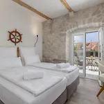 Gostinjska kuća Casa Columba - Adults Only 4 Star Boutique With Outdoor Pool & Private Garden 4*