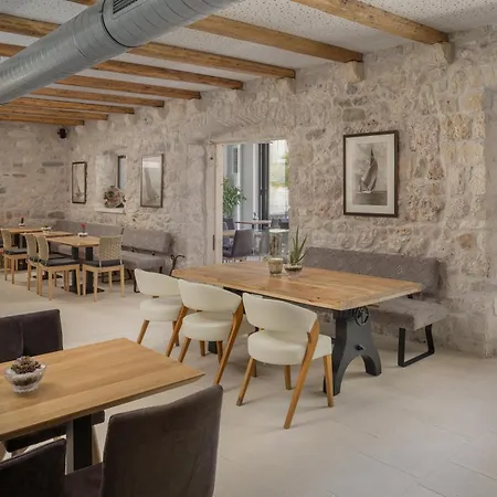 ゲストハウス Casa Columba - Adults Only 4 Star Boutique With Outdoor Pool & Private Garden 4*